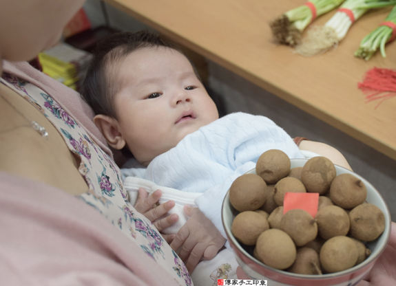 游寶寶(新北永和區嬰兒寶寶滿月剃頭理髮、免費嬰兒剃胎毛儀式吉祥話)。中國風會場，爸媽寶貝免費穿「日中韓」古裝禮服。專業拍照、DVD光碟、證書。★購買「臍帶章、肚臍章、胎毛筆刷印章」贈送：剃頭、收涎、抓周，三選一。 2015.12.02 照片6