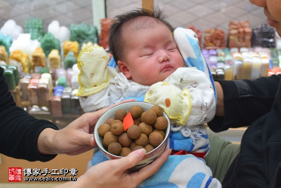 剃胎毛、滿月剃頭、嬰兒剃頭、嬰兒理髮、嬰兒剃髮、嬰兒剃胎毛、嬰兒滿月剃頭、寶寶剃頭、剃胎毛儀式、剃胎毛吉祥話、滿月剃頭儀式、滿月剃頭吉祥話、寶寶剃胎毛、寶寶滿月剃頭理髮、新北永和區剃胎毛、新北永和區滿月剃頭、新北永和區嬰兒剃頭剃胎毛、新北永和區嬰兒理髮、新北永和區嬰兒剃髮、林寶寶(新北永和區嬰兒寶寶滿月剃頭理髮、免費嬰兒剃胎毛儀式吉祥話)。中國風會場，爸媽寶貝免費穿「日中韓」古裝禮服。專業拍照、DVD光碟、證書。★購買「臍帶章、肚臍章、胎毛筆刷印章」贈送：剃頭、收涎、抓周，三選一。2017.02.06 照片7