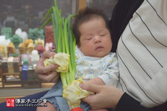 剃胎毛、滿月剃頭、嬰兒剃頭、嬰兒理髮、嬰兒剃髮、嬰兒剃胎毛、嬰兒滿月剃頭、寶寶剃頭、剃胎毛儀式、剃胎毛吉祥話、滿月剃頭儀式、滿月剃頭吉祥話、寶寶剃胎毛、寶寶滿月剃頭理髮、新北永和區剃胎毛、新北永和區滿月剃頭、新北永和區嬰兒剃頭剃胎毛、新北永和區嬰兒理髮、新北永和區嬰兒剃髮、謝寶寶(新北永和區嬰兒寶寶滿月剃頭理髮、免費嬰兒剃胎毛儀式吉祥話)。中國風會場，爸媽寶貝免費穿「日中韓」古裝禮服。專業拍照、DVD光碟、證書。★購買「臍帶章、肚臍章、胎毛筆刷印章」贈送：剃頭、收涎、抓周，三選一。2017.04.19 照片12