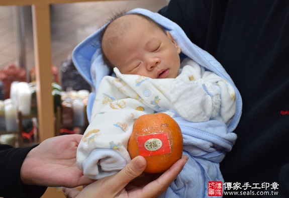 剃胎毛、滿月剃頭、嬰兒剃頭、嬰兒理髮、嬰兒剃髮、嬰兒剃胎毛、嬰兒滿月剃頭、寶寶剃頭、剃胎毛儀式、剃胎毛吉祥話、滿月剃頭儀式、滿月剃頭吉祥話、寶寶剃胎毛、寶寶滿月剃頭理髮、新北永和區剃胎毛、新北永和區滿月剃頭、新北永和區嬰兒剃頭剃胎毛、新北永和區嬰兒理髮、新北永和區嬰兒剃髮、林寶寶(新北永和區嬰兒寶寶滿月剃頭理髮、免費嬰兒剃胎毛儀式吉祥話)。中國風會場，爸媽寶貝免費穿「日中韓」古裝禮服。專業拍照、DVD光碟、證書。★購買「臍帶章、肚臍章、胎毛筆刷印章」贈送：剃頭、收涎、抓周，三選一。2016.01.25 照片9