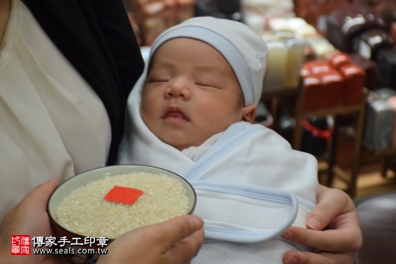 剃胎毛、滿月剃頭、嬰兒剃頭、嬰兒理髮、嬰兒剃髮、嬰兒剃胎毛、嬰兒滿月剃頭、寶寶剃頭、剃胎毛儀式、剃胎毛吉祥話、滿月剃頭儀式、滿月剃頭吉祥話、寶寶剃胎毛、寶寶滿月剃頭理髮、新北永和區剃胎毛、新北永和區滿月剃頭、新北永和區嬰兒剃頭剃胎毛、新北永和區嬰兒理髮、新北永和區嬰兒剃髮、廖寶寶(新北永和區嬰兒寶寶滿月剃頭理髮、免費嬰兒剃胎毛儀式吉祥話)。中國風會場，爸媽寶貝免費穿「日中韓」古裝禮服。專業拍照、DVD光碟、證書。★購買「臍帶章、肚臍章、胎毛筆刷印章」贈送：剃頭、收涎、抓周，三選一。2017.04.07 照片6