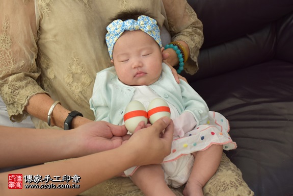 剃胎毛、滿月剃頭、嬰兒剃頭、嬰兒理髮、嬰兒剃髮、嬰兒剃胎毛、嬰兒滿月剃頭、寶寶剃頭、剃胎毛儀式、剃胎毛吉祥話、滿月剃頭儀式、滿月剃頭吉祥話、寶寶剃胎毛、寶寶滿月剃頭理髮、 台北市大安地區剃胎毛、台北市大安地區滿月剃頭、台北市大安地區嬰兒剃頭剃胎毛、台北市大安地區嬰兒理髮、台北市嬰兒剃髮、隋寶寶(台北大安區到府嬰兒寶寶滿月剃頭理髮、免費到府嬰兒剃胎毛儀式吉祥話)。到府剃頭剃胎毛主持、專業拍照、DVD光碟、證書。★購買「臍帶章、肚臍章、胎毛筆刷印章」贈送：剃頭、收涎、抓周，三選一。2017.10.05照片4