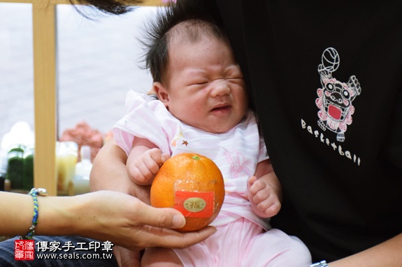 剃胎毛、滿月剃頭、嬰兒剃頭、嬰兒理髮、嬰兒剃髮、嬰兒剃胎毛、嬰兒滿月剃頭、寶寶剃頭、剃胎毛儀式、剃胎毛吉祥話、滿月剃頭儀式、滿月剃頭吉祥話、寶寶剃胎毛、寶寶滿月剃頭理髮、新北永和區剃胎毛、新北永和區滿月剃頭、新北永和區嬰兒剃頭剃胎毛、新北永和區嬰兒理髮、新北永和區嬰兒剃髮、周寶寶(新北永和區嬰兒寶寶滿月剃頭理髮、免費嬰兒剃胎毛儀式吉祥話)。中國風會場，爸媽寶貝免費穿「日中韓」古裝禮服。專業拍照、DVD光碟、證書。★購買「臍帶章、肚臍章、胎毛筆刷印章」贈送：剃頭、收涎、抓周，三選一。2016.07.23  照片9