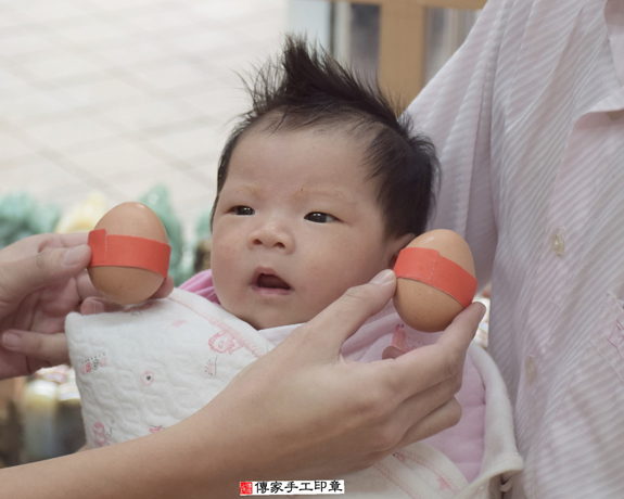 梁寶寶(新北永和區嬰兒寶寶滿月剃頭理髮、免費嬰兒剃胎毛儀式吉祥話)。中國風會場，爸媽寶貝免費穿「日中韓」古裝禮服。專業拍照、DVD光碟、證書。★購買「臍帶章、肚臍章、胎毛筆刷印章」贈送：剃頭、收涎、抓周，三選一。 2015.12.05 照片3
