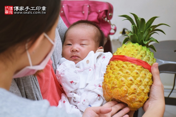 剃胎毛、滿月剃頭、嬰兒剃頭、嬰兒理髮、嬰兒剃髮、嬰兒剃胎毛、嬰兒滿月剃頭、寶寶剃頭、剃胎毛儀式、剃胎毛吉祥話、滿月剃頭儀式、滿月剃頭吉祥話、寶寶剃胎毛、寶寶滿月剃頭理髮、新竹香山區山剃胎毛、新竹香山區山滿月剃頭、新竹香山區山嬰兒剃頭剃胎毛、新竹香山區山嬰兒理髮、新竹香山區山嬰兒剃髮、黃寶寶(新竹香山區山嬰兒寶寶滿月剃頭理髮、免費嬰兒剃胎毛儀式吉祥話)。中國風會場，爸媽寶貝免費穿「日中韓」古裝禮服。專業拍照、DVD光碟、證書。★購買「臍帶章、肚臍章、胎毛筆刷印章」贈送：剃頭、收涎、抓周，三選一。2016.08.21  照片13