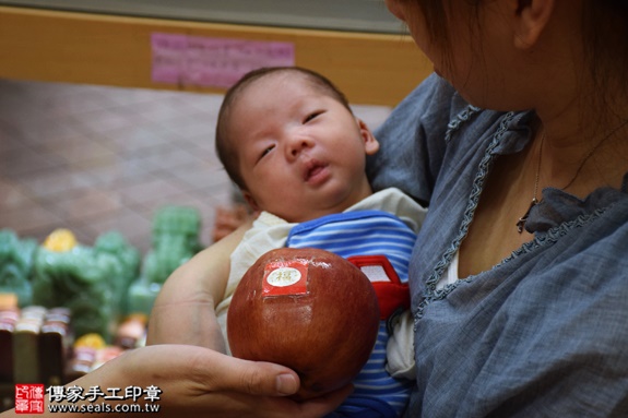 剃胎毛、滿月剃頭、嬰兒剃頭、嬰兒理髮、嬰兒剃髮、嬰兒剃胎毛、嬰兒滿月剃頭、寶寶剃頭、剃胎毛儀式、剃胎毛吉祥話、滿月剃頭儀式、滿月剃頭吉祥話、寶寶剃胎毛、寶寶滿月剃頭理髮、新北新莊區剃胎毛、新北新莊區滿月剃頭、新北新莊區嬰兒剃頭剃胎毛、新北新莊區嬰兒理髮、新北新莊區嬰兒剃髮、萬寶寶(新北新莊區嬰兒寶寶滿月剃頭理髮、免費嬰兒剃胎毛儀式吉祥話)。中國風會場，爸媽寶貝免費穿「日中韓」古裝禮服。專業拍照、DVD光碟、證書。★購買「臍帶章、肚臍章、胎毛筆刷印章」贈送：剃頭、收涎、抓周，三選一。2016.09.26 照片8