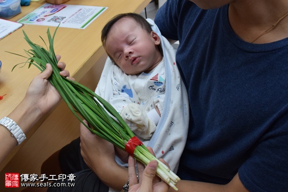 剃胎毛、滿月剃頭、嬰兒剃頭、嬰兒理髮、嬰兒剃髮、嬰兒剃胎毛、嬰兒滿月剃頭、寶寶剃頭、剃胎毛儀式、剃胎毛吉祥話、滿月剃頭儀式、滿月剃頭吉祥話、寶寶剃胎毛、寶寶滿月剃頭理髮、新竹香山區剃胎毛、新竹香山區滿月剃頭、新竹香山區嬰兒剃頭剃胎毛、新竹香山區嬰兒理髮、新竹香山區嬰兒剃髮、葉寶寶(新竹香山區嬰兒寶寶滿月剃頭理髮、免費嬰兒剃胎毛儀式吉祥話)。中國風會場，爸媽寶貝免費穿「日中韓」古裝禮服。專業拍照、DVD光碟、證書。★購買「臍帶章、肚臍章、胎毛筆刷印章」贈送：剃頭、收涎、抓周，三選一。2016.10.29 照片10