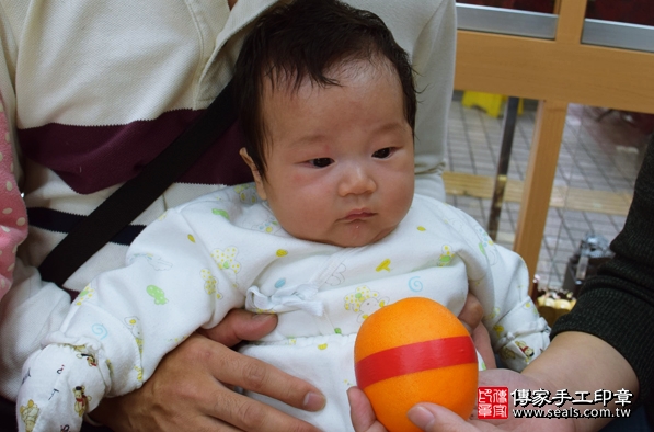 剃胎毛、滿月剃頭、嬰兒剃頭、嬰兒理髮、嬰兒剃髮、嬰兒剃胎毛、嬰兒滿月剃頭、寶寶剃頭、剃胎毛儀式、剃胎毛吉祥話、滿月剃頭儀式、滿月剃頭吉祥話、寶寶剃胎毛、寶寶滿月剃頭理髮、新竹香山區剃胎毛、新竹香山區滿月剃頭、新竹香山區嬰兒剃頭剃胎毛、新竹香山區嬰兒理髮、新竹香山區嬰兒剃髮、林寶寶(新竹香山區嬰兒寶寶滿月剃頭理髮、免費嬰兒剃胎毛儀式吉祥話)。中國風會場，爸媽寶貝免費穿「日中韓」古裝禮服。專業拍照、DVD光碟、證書。★購買「臍帶章、肚臍章、胎毛筆刷印章」贈送：剃頭、收涎、抓周，三選一。2016.03.19 照片9