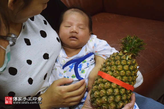 剃胎毛、滿月剃頭、嬰兒剃頭、嬰兒理髮、嬰兒剃髮、嬰兒剃胎毛、嬰兒滿月剃頭、寶寶剃頭、剃胎毛儀式、剃胎毛吉祥話、滿月剃頭儀式、滿月剃頭吉祥話、寶寶剃胎毛、寶寶滿月剃頭理髮、 宜蘭羅東鎮剃胎毛、宜蘭羅東鎮滿月剃頭、 宜蘭羅東鎮嬰兒剃頭剃胎毛、宜蘭羅東鎮嬰兒理髮、宜蘭羅東鎮嬰兒剃髮、李寶寶(宜蘭羅東鎮到府嬰兒寶寶滿月剃頭理髮、免費到府嬰兒剃胎毛儀式吉祥話)。到府剃頭剃胎毛主持、專業拍照、DVD光碟、證書。★購買「臍帶章、肚臍章、胎毛筆刷印章」贈送：剃頭、收涎、抓周，三選一。2016.10.30  照片12