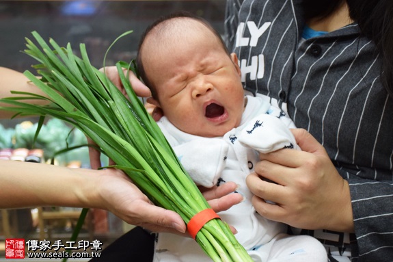 剃胎毛、滿月剃頭、嬰兒剃頭、嬰兒理髮、嬰兒剃髮、嬰兒剃胎毛、嬰兒滿月剃頭、寶寶剃頭、剃胎毛儀式、剃胎毛吉祥話、滿月剃頭儀式、滿月剃頭吉祥話、寶寶剃胎毛、寶寶滿月剃頭理髮、新北永和區剃胎毛、新北永和區滿月剃頭、新北永和區嬰兒剃頭剃胎毛、新北永和區嬰兒理髮、新北永和區嬰兒剃髮、池寶寶(新北永和區嬰兒寶寶滿月剃頭理髮、免費嬰兒剃胎毛儀式吉祥話)。中國風會場，爸媽寶貝免費穿「日中韓」古裝禮服。專業拍照、DVD光碟、證書。★購買「臍帶章、肚臍章、胎毛筆刷印章」贈送：剃頭、收涎、抓周，三選一。2016.11.27 照片10