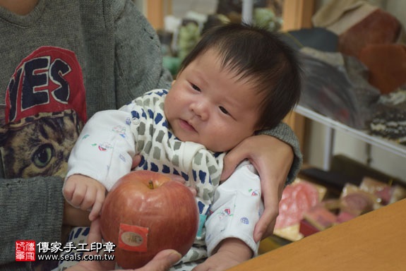 剃胎毛、滿月剃頭、嬰兒剃頭、嬰兒理髮、嬰兒剃髮、嬰兒剃胎毛、嬰兒滿月剃頭、寶寶剃頭、剃胎毛儀式、剃胎毛吉祥話、滿月剃頭儀式、滿月剃頭吉祥話、寶寶剃胎毛、寶寶滿月剃頭理髮、新北永和區剃胎毛、新北永和區滿月剃頭、新北永和區嬰兒剃頭剃胎毛、新北永和區嬰兒理髮、新北永和區嬰兒剃髮、陳寶寶(新北永和區嬰兒寶寶滿月剃頭理髮、免費嬰兒剃胎毛儀式吉祥話)。中國風會場，爸媽寶貝免費穿「日中韓」古裝禮服。專業拍照、DVD光碟、證書。★購買「臍帶章、肚臍章、胎毛筆刷印章」贈送：剃頭、收涎、抓周，三選一。2017.02.15 照片8