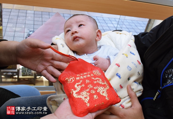 剃胎毛、滿月剃頭、嬰兒剃頭、嬰兒理髮、嬰兒剃髮、嬰兒剃胎毛、嬰兒滿月剃頭、寶寶剃頭、剃胎毛儀式、剃胎毛吉祥話、滿月剃頭儀式、滿月剃頭吉祥話、寶寶剃胎毛、寶寶滿月剃頭理髮、新竹香山區剃胎毛、新竹香山區滿月剃頭、新竹香山區嬰兒剃頭剃胎毛、新竹香山區嬰兒理髮、新竹香山區嬰兒剃髮、陳寶寶(新竹香山區嬰兒寶寶滿月剃頭理髮、免費嬰兒剃胎毛儀式吉祥話)。中國風會場，爸媽寶貝免費穿「日中韓」古裝禮服。專業拍照、DVD光碟、證書。★購買「臍帶章、肚臍章、胎毛筆刷印章」贈送：剃頭、收涎、抓周，三選一。2016.03.26  照片7