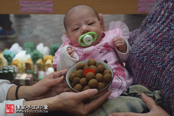 剃胎毛、滿月剃頭、嬰兒剃頭、嬰兒理髮、嬰兒剃髮、嬰兒剃胎毛、嬰兒滿月剃頭、寶寶剃頭、剃胎毛儀式、剃胎毛吉祥話、滿月剃頭儀式、滿月剃頭吉祥話、寶寶剃胎毛、寶寶滿月剃頭理髮、新北永和區剃胎毛、新北永和區滿月剃頭、新北永和區嬰兒剃頭剃胎毛、新北永和區嬰兒理髮、新北永和區嬰兒剃髮、劉寶寶(新北永和區嬰兒寶寶滿月剃頭理髮、免費嬰兒剃胎毛儀式吉祥話)。中國風會場，爸媽寶貝免費穿「日中韓」古裝禮服。專業拍照、DVD光碟、證書。★購買「臍帶章、肚臍章、胎毛筆刷印章」贈送：剃頭、收涎、抓周，三選一。2017.04.01 照片7