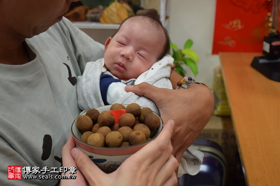 剃胎毛、滿月剃頭、嬰兒剃頭、嬰兒理髮、嬰兒剃髮、嬰兒剃胎毛、嬰兒滿月剃頭、寶寶剃頭、剃胎毛儀式、剃胎毛吉祥話、滿月剃頭儀式、滿月剃頭吉祥話、寶寶剃胎毛、寶寶滿月剃頭理髮、新北永和區剃胎毛、新北永和區滿月剃頭、新北永和區嬰兒剃頭剃胎毛、新北永和區嬰兒理髮、新北永和區嬰兒剃髮、陳寶寶(新北永和區嬰兒寶寶滿月剃頭理髮、免費嬰兒剃胎毛儀式吉祥話)。中國風會場，爸媽寶貝免費穿「日中韓」古裝禮服。專業拍照、DVD光碟、證書。★購買「臍帶章、肚臍章、胎毛筆刷印章」贈送：剃頭、收涎、抓周，三選一。2017.05.28 照片6