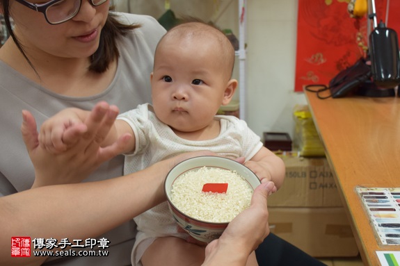 剃胎毛、滿月剃頭、嬰兒剃頭、嬰兒理髮、嬰兒剃髮、嬰兒剃胎毛、嬰兒滿月剃頭、寶寶剃頭、剃胎毛儀式、剃胎毛吉祥話、滿月剃頭儀式、滿月剃頭吉祥話、寶寶剃胎毛、寶寶滿月剃頭理髮、 新北市永和地區剃胎毛、新北市永和地區滿月剃頭、新北市永和地區嬰兒剃頭剃胎毛、新北市永和地區嬰兒理髮、新北市嬰兒剃髮、 許寶寶(新北永和區嬰兒寶寶滿月剃頭理髮、免費嬰兒剃胎毛儀式吉祥話)。中國風會場，爸媽寶貝免費穿「日中韓」古裝禮服。專業拍照、DVD光碟、證書。★購買「臍帶章、肚臍章、胎毛筆刷印章」贈送：剃頭、收涎、抓周，三選一。2017.08.28照片7