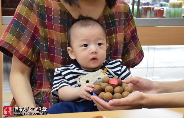 剃胎毛、滿月剃頭、嬰兒剃頭、嬰兒理髮、嬰兒剃髮、嬰兒剃胎毛、嬰兒滿月剃頭、寶寶剃頭、剃胎毛儀式、剃胎毛吉祥話、滿月剃頭儀式、滿月剃頭吉祥話、寶寶剃胎毛、寶寶滿月剃頭理髮、 新竹市香山地區剃胎毛、新竹市香山地區滿月剃頭、新竹市香山地區嬰兒剃頭剃胎毛、新竹市香山地區嬰兒理髮、新竹市嬰兒剃髮、 葉寶寶(新竹香山區嬰兒寶寶滿月剃頭理髮、免費嬰兒剃胎毛儀式吉祥話)。中國風會場，爸媽寶貝免費穿「日中韓」古裝禮服。專業拍照、DVD光碟、證書。★購買「臍帶章、肚臍章、胎毛筆刷印章」贈送：剃頭、收涎、抓周，三選一。2017.09.09照片7