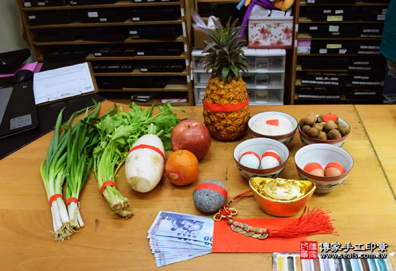 剃胎毛、滿月剃頭、嬰兒剃頭、嬰兒理髮、嬰兒剃髮、嬰兒剃胎毛、嬰兒滿月剃頭、寶寶剃頭、剃胎毛儀式、剃胎毛吉祥話、滿月剃頭儀式、滿月剃頭吉祥話、寶寶剃胎毛、寶寶滿月剃頭理髮、新北永和區剃胎毛、新北永和區滿月剃頭、新北永和區嬰兒剃頭剃胎毛、新北永和區嬰兒理髮、新北永和區嬰兒剃髮、劉寶寶(新北永和區嬰兒寶寶滿月剃頭理髮、免費嬰兒剃胎毛儀式吉祥話)。中國風會場，爸媽寶貝免費穿「日中韓」古裝禮服。專業拍照、DVD光碟、證書。★購買「臍帶章、肚臍章、胎毛筆刷印章」贈送：剃頭、收涎、抓周，三選一。2016.04.17  照片1