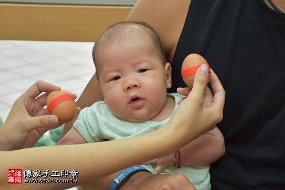 剃胎毛、滿月剃頭、嬰兒剃頭、嬰兒理髮、嬰兒剃髮、嬰兒剃胎毛、嬰兒滿月剃頭、寶寶剃頭、剃胎毛儀式、剃胎毛吉祥話、滿月剃頭儀式、滿月剃頭吉祥話、寶寶剃胎毛、寶寶滿月剃頭理髮、 新北市永和地區剃胎毛、新北市永和地區滿月剃頭、新北市永和地區嬰兒剃頭剃胎毛、新北市永和地區嬰兒理髮、新北市嬰兒剃髮、莊寶寶(新北永和區嬰兒寶寶滿月剃頭理髮、免費嬰兒剃胎毛儀式吉祥話)。中國風會場，爸媽寶貝免費穿「日中韓」古裝禮服。專業拍照、DVD光碟、證書。★購買「臍帶章、肚臍章、胎毛筆刷印章」贈送：剃頭、收涎、抓周，三選一。2017.09.06照片3