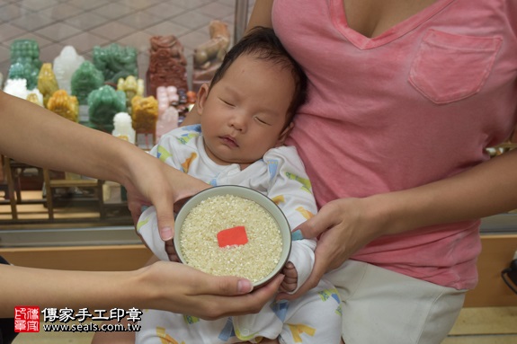 剃胎毛、滿月剃頭、嬰兒剃頭、嬰兒理髮、嬰兒剃髮、嬰兒剃胎毛、嬰兒滿月剃頭、寶寶剃頭、剃胎毛儀式、剃胎毛吉祥話、滿月剃頭儀式、滿月剃頭吉祥話、寶寶剃胎毛、寶寶滿月剃頭理髮、 新北市永和地區剃胎毛、新北市永和地區滿月剃頭、新北市永和地區嬰兒剃頭剃胎毛、新北市永和地區嬰兒理髮、新北市嬰兒剃髮、陳寶寶(新北永和區嬰兒寶寶滿月剃頭理髮、免費嬰兒剃胎毛儀式吉祥話)。中國風會場，爸媽寶貝免費穿「日中韓」古裝禮服。專業拍照、DVD光碟、證書。★購買「臍帶章、肚臍章、胎毛筆刷印章」贈送：剃頭、收涎、抓周，三選一。2017.09.06照片6
