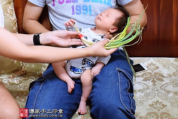 剃胎毛、滿月剃頭、嬰兒剃頭、嬰兒理髮、嬰兒剃髮、嬰兒剃胎毛、嬰兒滿月剃頭、寶寶剃頭、剃胎毛儀式、剃胎毛吉祥話、滿月剃頭儀式、滿月剃頭吉祥話、寶寶剃胎毛、寶寶滿月剃頭理髮、 高雄市仁武地區剃胎毛、高雄市仁武地區滿月剃頭、高雄市仁武地區嬰兒剃頭剃胎毛、高雄市仁武地區嬰兒理髮、高雄市嬰兒剃髮、柯寶寶(高雄仁武區府嬰兒寶寶滿月剃頭理髮、免費到府嬰兒剃胎毛儀式吉祥話)。到府剃頭剃胎毛主持、專業拍照、DVD光碟、證書。★購買「臍帶章、肚臍章、胎毛筆刷印章」贈送：剃頭、收涎、抓周，三選一。2017.09.19照片11