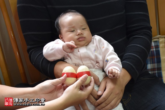 剃胎毛、滿月剃頭、嬰兒剃頭、嬰兒理髮、嬰兒剃髮、嬰兒剃胎毛、嬰兒滿月剃頭、寶寶剃頭、剃胎毛儀式、剃胎毛吉祥話、滿月剃頭儀式、滿月剃頭吉祥話、寶寶剃胎毛、寶寶滿月剃頭理髮、 新北市淡水地區剃胎毛、新北市淡水地區滿月剃頭、新北市淡水地區嬰兒剃頭剃胎毛、新北市淡水地區嬰兒理髮、新北市嬰兒剃髮、葉寶寶(新北淡水區到府嬰兒寶寶滿月剃頭理髮、免費到府嬰兒剃胎毛儀式吉祥話)。到府剃頭剃胎毛主持、專業拍照、DVD光碟、證書。★購買「臍帶章、肚臍章、胎毛筆刷印章」贈送：剃頭、收涎、抓周，三選一。2017.11.15照片4
