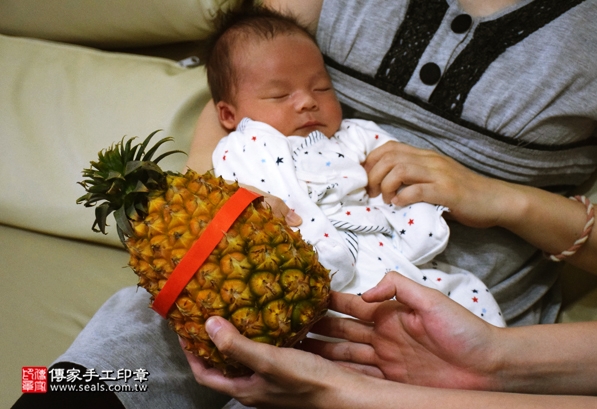 剃胎毛、滿月剃頭、嬰兒剃頭、嬰兒理髮、嬰兒剃髮、嬰兒剃胎毛、嬰兒滿月剃頭、寶寶剃頭、剃胎毛儀式、剃胎毛吉祥話、滿月剃頭儀式、滿月剃頭吉祥話、寶寶剃胎毛、寶寶滿月剃頭理髮、 新北永和區剃胎毛、新北永和區滿月剃頭、 新北永和區嬰兒剃頭剃胎毛、新北永和區嬰兒理髮、新北永和區嬰兒剃髮、曾寶寶(新北永和區到府嬰兒寶寶滿月剃頭理髮、免費到府嬰兒剃胎毛儀式吉祥話)。到府剃頭剃胎毛主持、專業拍照、DVD光碟、證書。★購買「臍帶章、肚臍章、胎毛筆刷印章」贈送：剃頭、收涎、抓周，三選一。2016.05.15  照片13