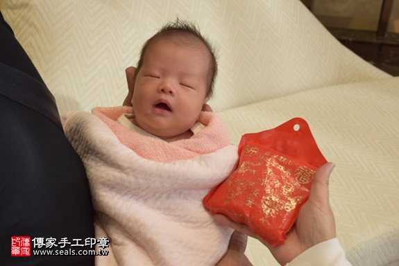 剃胎毛、滿月剃頭、嬰兒剃頭、嬰兒理髮、嬰兒剃髮、嬰兒剃胎毛、嬰兒滿月剃頭、寶寶剃頭、剃胎毛儀式、剃胎毛吉祥話、滿月剃頭儀式、滿月剃頭吉祥話、寶寶剃胎毛、寶寶滿月剃頭理髮、 新北市三重地區剃胎毛、新北市三重地區滿月剃頭、新北市三重地區嬰兒剃頭剃胎毛、新北市三重地區嬰兒理髮、新北市嬰兒剃髮、呂寶寶(新北三重區到府嬰兒寶寶滿月剃頭理髮、免費到府嬰兒剃胎毛儀式吉祥話)。到府剃頭剃胎毛主持、專業拍照、DVD光碟、證書。★購買「臍帶章、肚臍章、胎毛筆刷印章」贈送：剃頭、收涎、抓周，三選一。2017.12.20照片6