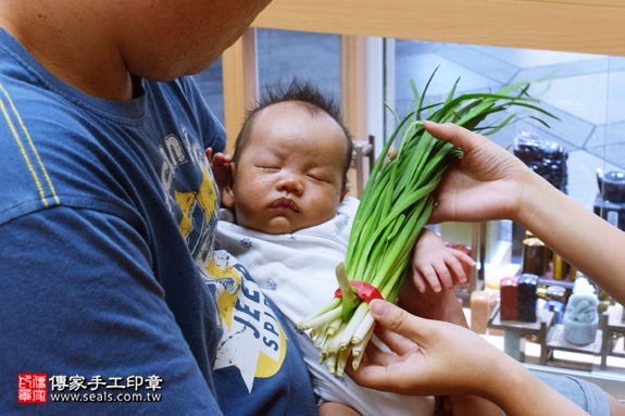 剃胎毛、滿月剃頭、嬰兒剃頭、嬰兒理髮、嬰兒剃髮、嬰兒剃胎毛、嬰兒滿月剃頭、寶寶剃頭、剃胎毛儀式、剃胎毛吉祥話、滿月剃頭儀式、滿月剃頭吉祥話、寶寶剃胎毛、寶寶滿月剃頭理髮、台中北區剃胎毛、台中北區滿月剃頭、台中北區嬰兒剃頭剃胎毛、台中北區嬰兒理髮、台中北區嬰兒剃髮、楊寶寶(台中北區嬰兒寶寶滿月剃頭理髮、免費嬰兒剃胎毛儀式吉祥話)。中國風會場，爸媽寶貝免費穿「日中韓」古裝禮服。專業拍照、DVD光碟、證書。★購買「臍帶章、肚臍章、胎毛筆刷印章」贈送：剃頭、收涎、抓周，三選一。2016.08.08  照片9