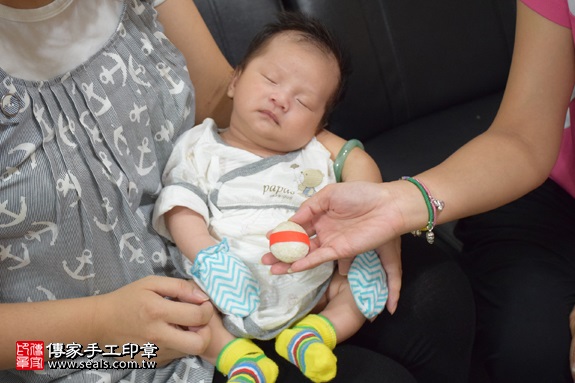 剃胎毛、滿月剃頭、嬰兒剃頭、嬰兒理髮、嬰兒剃髮、嬰兒剃胎毛、嬰兒滿月剃頭、寶寶剃頭、剃胎毛儀式、剃胎毛吉祥話、滿月剃頭儀式、滿月剃頭吉祥話、寶寶剃胎毛、寶寶滿月剃頭理髮、 桃園市觀音地區剃胎毛、桃園市觀音地區滿月剃頭、桃園市觀音地區嬰兒剃頭剃胎毛、桃園市觀音地區嬰兒理髮、桃園市嬰兒剃髮、 石寶寶(桃園觀音區到府嬰兒寶寶滿月剃頭理髮、免費到府嬰兒剃胎毛儀式吉祥話)。到府剃頭剃胎毛主持、專業拍照、DVD光碟、證書。★購買「臍帶章、肚臍章、胎毛筆刷印章」贈送：剃頭、收涎、抓周，三選一。2017.09.02照片5