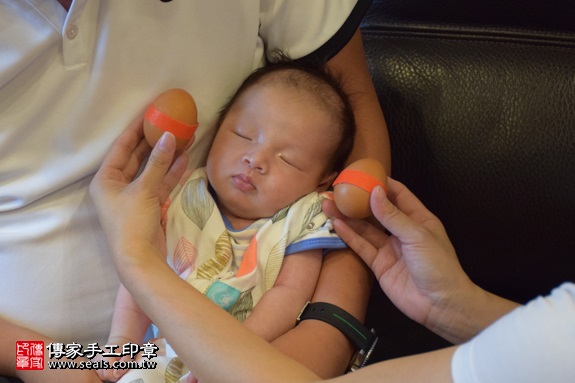 剃胎毛、滿月剃頭、嬰兒剃頭、嬰兒理髮、嬰兒剃髮、嬰兒剃胎毛、嬰兒滿月剃頭、寶寶剃頭、剃胎毛儀式、剃胎毛吉祥話、滿月剃頭儀式、滿月剃頭吉祥話、寶寶剃胎毛、寶寶滿月剃頭理髮、 新北市板橋地區剃胎毛、新北市板橋地區滿月剃頭、新北市板橋地區嬰兒剃頭剃胎毛、新北市板橋地區嬰兒理髮、新北市嬰兒剃髮、呂寶寶(新北板橋區到府嬰兒寶寶滿月剃頭理髮、免費到府嬰兒剃胎毛儀式吉祥話)。到府剃頭剃胎毛主持、專業拍照、DVD光碟、證書。★購買「臍帶章、肚臍章、胎毛筆刷印章」贈送：剃頭、收涎、抓周，三選一。2017.09.10照片3