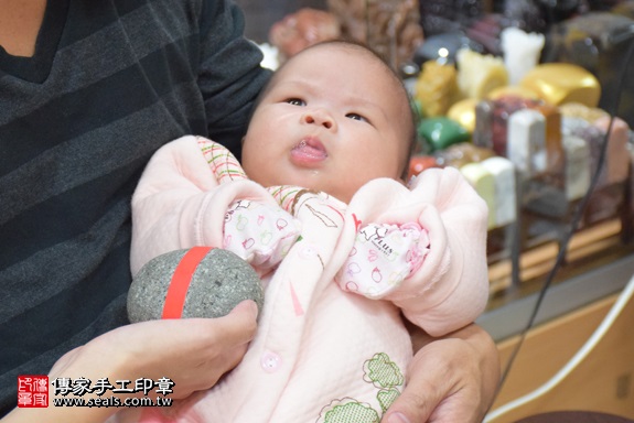 剃胎毛、滿月剃頭、嬰兒剃頭、嬰兒理髮、嬰兒剃髮、嬰兒剃胎毛、嬰兒滿月剃頭、寶寶剃頭、剃胎毛儀式、剃胎毛吉祥話、滿月剃頭儀式、滿月剃頭吉祥話、寶寶剃胎毛、寶寶滿月剃頭理髮、 新北市永和地區剃胎毛、新北市永和地區滿月剃頭、新北市永和地區嬰兒剃頭剃胎毛、新北市永和地區嬰兒理髮、新北市嬰兒剃髮、董寶寶(新北永和區嬰兒寶寶滿月剃頭理髮、免費嬰兒剃胎毛儀式吉祥話)。中國風會場，爸媽寶貝免費穿「日中韓」古裝禮服。專業拍照、DVD光碟、證書。★購買「臍帶章、肚臍章、胎毛筆刷印章」贈送：剃頭、收涎、抓周，三選一。2017.11.18照片5