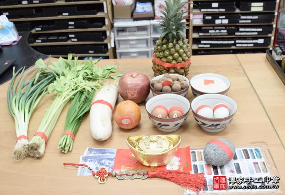 剃胎毛、滿月剃頭、嬰兒剃頭、嬰兒理髮、嬰兒剃髮、嬰兒剃胎毛、嬰兒滿月剃頭、寶寶剃頭、剃胎毛儀式、剃胎毛吉祥話、滿月剃頭儀式、滿月剃頭吉祥話、寶寶剃胎毛、寶寶滿月剃頭理髮、新北永和區剃胎毛、新北永和區滿月剃頭、新北永和區嬰兒剃頭剃胎毛、新北永和區嬰兒理髮、新北永和區嬰兒剃髮、陳寶寶(新北永和區嬰兒寶寶滿月剃頭理髮、免費嬰兒剃胎毛儀式吉祥話)。中國風會場，爸媽寶貝免費穿「日中韓」古裝禮服。專業拍照、DVD光碟、證書。★購買「臍帶章、肚臍章、胎毛筆刷印章」贈送：剃頭、收涎、抓周，三選一。2016.06.05  照片1