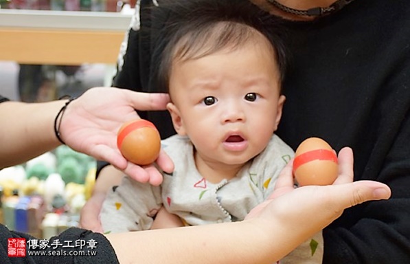 剃胎毛、滿月剃頭、嬰兒剃頭、嬰兒理髮、嬰兒剃髮、嬰兒剃胎毛、嬰兒滿月剃頭、寶寶剃頭、剃胎毛儀式、剃胎毛吉祥話、滿月剃頭儀式、滿月剃頭吉祥話、寶寶剃胎毛、寶寶滿月剃頭理髮、 新北市永和地區剃胎毛、新北市永和地區滿月剃頭、新北市永和地區嬰兒剃頭剃胎毛、新北市永和地區嬰兒理髮、新北市嬰兒剃髮、蕭寶寶(新北永和區嬰兒寶寶滿月剃頭理髮、免費嬰兒剃胎毛儀式吉祥話)。中國風會場，爸媽寶貝免費穿「日中韓」古裝禮服。專業拍照、DVD光碟、證書。★購買「臍帶章、肚臍章、胎毛筆刷印章」贈送：剃頭、收涎、抓周，三選一。2017.12.16照片3