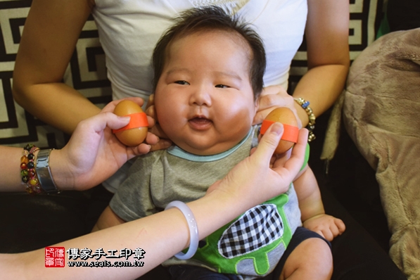 剃胎毛、滿月剃頭、嬰兒剃頭、嬰兒理髮、嬰兒剃髮、嬰兒剃胎毛、嬰兒滿月剃頭、寶寶剃頭、剃胎毛儀式、剃胎毛吉祥話、滿月剃頭儀式、滿月剃頭吉祥話、寶寶剃胎毛、寶寶滿月剃頭理髮、 台北內湖區剃胎毛、台北內湖區滿月剃頭、 台北內湖區嬰兒剃頭剃胎毛、台北內湖區嬰兒理髮、台北內湖區嬰兒剃髮、許寶寶(台北內湖區到府嬰兒寶寶滿月剃頭理髮、免費到府嬰兒剃胎毛儀式吉祥話)。到府剃頭剃胎毛主持、專業拍照、DVD光碟、證書。★購買「臍帶章、肚臍章、胎毛筆刷印章」贈送：剃頭、收涎、抓周，三選一。2016.06.27  照片3