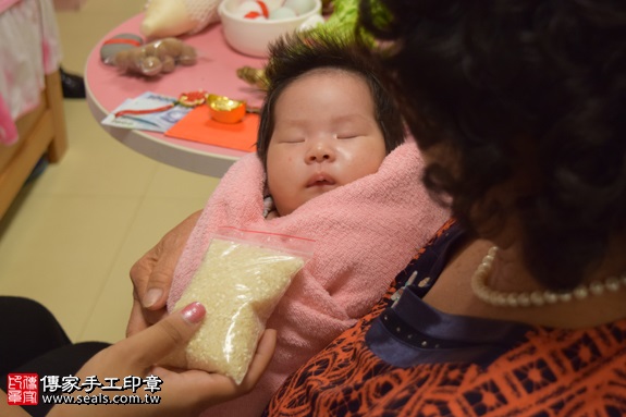 剃胎毛、滿月剃頭、嬰兒剃頭、嬰兒理髮、嬰兒剃髮、嬰兒剃胎毛、嬰兒滿月剃頭、寶寶剃頭、剃胎毛儀式、剃胎毛吉祥話、滿月剃頭儀式、滿月剃頭吉祥話、寶寶剃胎毛、寶寶滿月剃頭理髮、 台中南屯區剃胎毛、台中南屯區滿月剃頭、 台中南屯區嬰兒剃頭剃胎毛、台中南屯區嬰兒理髮、台中南屯區嬰兒剃髮、潘寶寶(台中南屯區到府嬰兒寶寶滿月剃頭理髮、免費到府嬰兒剃胎毛儀式吉祥話)。到府剃頭剃胎毛主持、專業拍照、DVD光碟、證書。★購買「臍帶章、肚臍章、胎毛筆刷印章」贈送：剃頭、收涎、抓周，三選一。2016.07.20  照片8