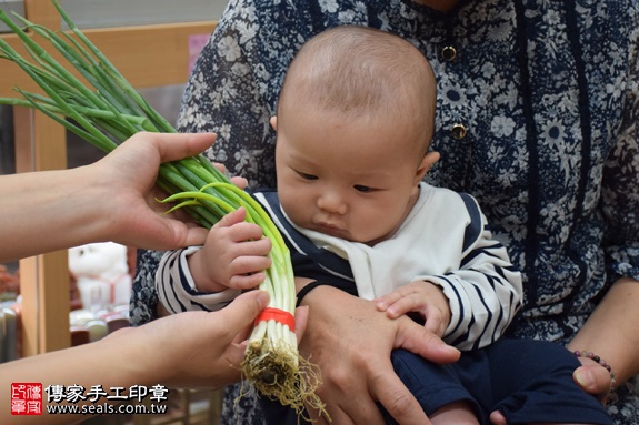 剃胎毛、滿月剃頭、嬰兒剃頭、嬰兒理髮、嬰兒剃髮、嬰兒剃胎毛、嬰兒滿月剃頭、寶寶剃頭、剃胎毛儀式、剃胎毛吉祥話、滿月剃頭儀式、滿月剃頭吉祥話、寶寶剃胎毛、寶寶滿月剃頭理髮、新北永和區剃胎毛、新北永和區滿月剃頭、新北永和區嬰兒剃頭剃胎毛、新北永和區嬰兒理髮、新北永和區嬰兒剃髮、謝寶寶(新北永和區嬰兒寶寶滿月剃頭理髮、免費嬰兒剃胎毛儀式吉祥話)。中國風會場，爸媽寶貝免費穿「日中韓」古裝禮服。專業拍照、DVD光碟、證書。★購買「臍帶章、肚臍章、胎毛筆刷印章」贈送：剃頭、收涎、抓周，三選一。2016.11.12 照片12