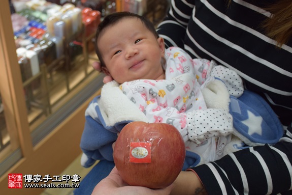 剃胎毛、滿月剃頭、嬰兒剃頭、嬰兒理髮、嬰兒剃髮、嬰兒剃胎毛、嬰兒滿月剃頭、寶寶剃頭、剃胎毛儀式、剃胎毛吉祥話、滿月剃頭儀式、滿月剃頭吉祥話、寶寶剃胎毛、寶寶滿月剃頭理髮、新北永和區剃胎毛、新北永和區滿月剃頭、新北永和區嬰兒剃頭剃胎毛、新北永和區嬰兒理髮、新北永和區嬰兒剃髮、洪寶寶(新北永和區嬰兒寶寶滿月剃頭理髮、免費嬰兒剃胎毛儀式吉祥話)。中國風會場，爸媽寶貝免費穿「日中韓」古裝禮服。專業拍照、DVD光碟、證書。★購買「臍帶章、肚臍章、胎毛筆刷印章」贈送：剃頭、收涎、抓周，三選一。2017.01.22 照片7