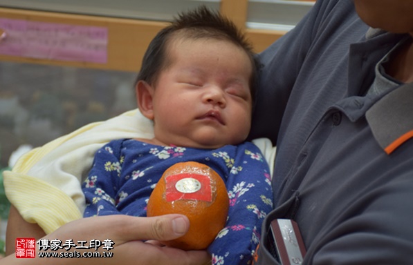 剃胎毛、滿月剃頭、嬰兒剃頭、嬰兒理髮、嬰兒剃髮、嬰兒剃胎毛、嬰兒滿月剃頭、寶寶剃頭、剃胎毛儀式、剃胎毛吉祥話、滿月剃頭儀式、滿月剃頭吉祥話、寶寶剃胎毛、寶寶滿月剃頭理髮、新北永和區剃胎毛、新北永和區滿月剃頭、新北永和區嬰兒剃頭剃胎毛、新北永和區嬰兒理髮、新北永和區嬰兒剃髮、王寶寶(新北永和區嬰兒寶寶滿月剃頭理髮、免費嬰兒剃胎毛儀式吉祥話)。中國風會場，爸媽寶貝免費穿「日中韓」古裝禮服。專業拍照、DVD光碟、證書。★購買「臍帶章、肚臍章、胎毛筆刷印章」贈送：剃頭、收涎、抓周，三選一。2017.04.24 照片9