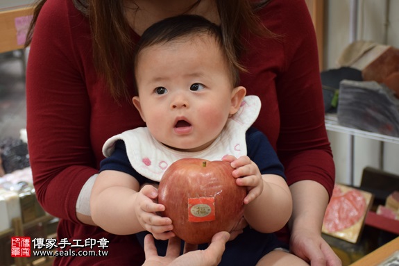 剃胎毛、滿月剃頭、嬰兒剃頭、嬰兒理髮、嬰兒剃髮、嬰兒剃胎毛、嬰兒滿月剃頭、寶寶剃頭、剃胎毛儀式、剃胎毛吉祥話、滿月剃頭儀式、滿月剃頭吉祥話、寶寶剃胎毛、寶寶滿月剃頭理髮、新北永和區剃胎毛、新北永和區滿月剃頭、新北永和區嬰兒剃頭剃胎毛、新北永和區嬰兒理髮、新北永和區嬰兒剃髮、施寶寶(新北永和區嬰兒寶寶滿月剃頭理髮、免費嬰兒剃胎毛儀式吉祥話)。中國風會場，爸媽寶貝免費穿「日中韓」古裝禮服。專業拍照、DVD光碟、證書。★購買「臍帶章、肚臍章、胎毛筆刷印章」贈送：剃頭、收涎、抓周，三選一。2017.05.11 照片8