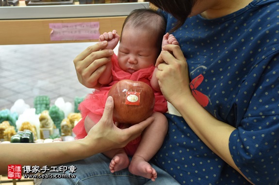 剃胎毛、滿月剃頭、嬰兒剃頭、嬰兒理髮、嬰兒剃髮、嬰兒剃胎毛、嬰兒滿月剃頭、寶寶剃頭、剃胎毛儀式、剃胎毛吉祥話、滿月剃頭儀式、滿月剃頭吉祥話、寶寶剃胎毛、寶寶滿月剃頭理髮、新北永和區剃胎毛、新北永和區滿月剃頭、新北永和區嬰兒剃頭剃胎毛、新北永和區嬰兒理髮、新北永和區嬰兒剃髮、鄭寶寶(新北永和區嬰兒寶寶滿月剃頭理髮、免費嬰兒剃胎毛儀式吉祥話)。中國風會場，爸媽寶貝免費穿「日中韓」古裝禮服。專業拍照、DVD光碟、證書。★購買「臍帶章、肚臍章、胎毛筆刷印章」贈送：剃頭、收涎、抓周，三選一。2017.05.29 照片8