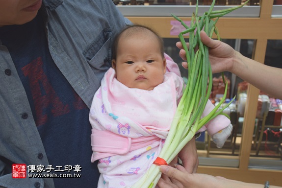 剃胎毛、滿月剃頭、嬰兒剃頭、嬰兒理髮、嬰兒剃髮、嬰兒剃胎毛、嬰兒滿月剃頭、寶寶剃頭、剃胎毛儀式、剃胎毛吉祥話、滿月剃頭儀式、滿月剃頭吉祥話、寶寶剃胎毛、寶寶滿月剃頭理髮、新北永和區剃胎毛、新北永和區滿月剃頭、新北永和區嬰兒剃頭剃胎毛、新北永和區嬰兒理髮、新北永和區嬰兒剃髮、梅寶寶(新北永和區嬰兒寶寶滿月剃頭理髮、免費嬰兒剃胎毛儀式吉祥話)。中國風會場，爸媽寶貝免費穿「日中韓」古裝禮服。專業拍照、DVD光碟、證書。★購買「臍帶章、肚臍章、胎毛筆刷印章」贈送：剃頭、收涎、抓周，三選一。2017.06.17 照片12