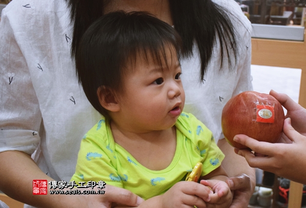 剃胎毛、滿月剃頭、嬰兒剃頭、嬰兒理髮、嬰兒剃髮、嬰兒剃胎毛、嬰兒滿月剃頭、寶寶剃頭、剃胎毛儀式、剃胎毛吉祥話、滿月剃頭儀式、滿月剃頭吉祥話、寶寶剃胎毛、寶寶滿月剃頭理髮、新北永和區剃胎毛、新北永和區滿月剃頭、新北永和區嬰兒剃頭剃胎毛、新北永和區嬰兒理髮、新北永和區嬰兒剃髮、陳寶寶(新北永和區嬰兒寶寶滿月剃頭理髮、免費嬰兒剃胎毛儀式吉祥話)。中國風會場，爸媽寶貝免費穿「日中韓」古裝禮服。專業拍照、DVD光碟、證書。★購買「臍帶章、肚臍章、胎毛筆刷印章」贈送：剃頭、收涎、抓周，三選一。2016.06.25  照片8