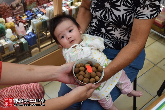 剃胎毛、滿月剃頭、嬰兒剃頭、嬰兒理髮、嬰兒剃髮、嬰兒剃胎毛、嬰兒滿月剃頭、寶寶剃頭、剃胎毛儀式、剃胎毛吉祥話、滿月剃頭儀式、滿月剃頭吉祥話、寶寶剃胎毛、寶寶滿月剃頭理髮、 新北市永和地區剃胎毛、新北市永和地區滿月剃頭、新北市永和地區嬰兒剃頭剃胎毛、新北市永和地區嬰兒理髮、新北市嬰兒剃髮、 許寶寶(新北永和區嬰兒寶寶滿月剃頭理髮、免費嬰兒剃胎毛儀式吉祥話)。中國風會場，爸媽寶貝免費穿「日中韓」古裝禮服。專業拍照、DVD光碟、證書。★購買「臍帶章、肚臍章、胎毛筆刷印章」贈送：剃頭、收涎、抓周，三選一。2017.08.17照片6