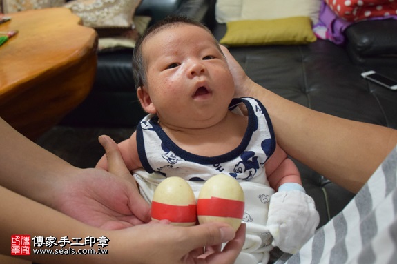 剃胎毛、滿月剃頭、嬰兒剃頭、嬰兒理髮、嬰兒剃髮、嬰兒剃胎毛、嬰兒滿月剃頭、寶寶剃頭、剃胎毛儀式、剃胎毛吉祥話、滿月剃頭儀式、滿月剃頭吉祥話、寶寶剃胎毛、寶寶滿月剃頭理髮、 新北市中和地區剃胎毛、新北市中和地區滿月剃頭、新北市中和地區嬰兒剃頭剃胎毛、新北市中和地區嬰兒理髮、新北市嬰兒剃髮、林寶寶(新北中和區到府嬰兒寶寶滿月剃頭理髮、免費到府嬰兒剃胎毛儀式吉祥話)。到府剃頭剃胎毛主持、專業拍照、DVD光碟、證書。★購買「臍帶章、肚臍章、胎毛筆刷印章」贈送：剃頭、收涎、抓周，三選一。2017.09.10照片4