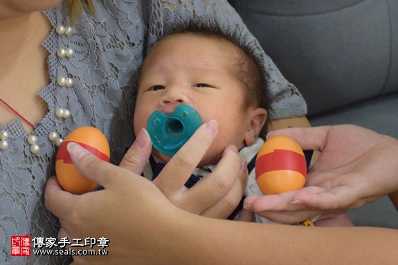 剃胎毛、滿月剃頭、嬰兒剃頭、嬰兒理髮、嬰兒剃髮、嬰兒剃胎毛、嬰兒滿月剃頭、寶寶剃頭、剃胎毛儀式、剃胎毛吉祥話、滿月剃頭儀式、滿月剃頭吉祥話、寶寶剃胎毛、寶寶滿月剃頭理髮、 新竹縣芎林地區剃胎毛、新竹縣芎林地區滿月剃頭、新竹縣芎林地區嬰兒剃頭剃胎毛、新竹縣芎林地區嬰兒理髮、新竹縣嬰兒剃髮、林寶寶(新竹芎林鄉到府嬰兒寶寶滿月剃頭理髮、免費到府嬰兒剃胎毛儀式吉祥話)。到府剃頭剃胎毛主持、專業拍照、DVD光碟、證書。★購買「臍帶章、肚臍章、胎毛筆刷印章」贈送：剃頭、收涎、抓周，三選一。2017.09.12照片3