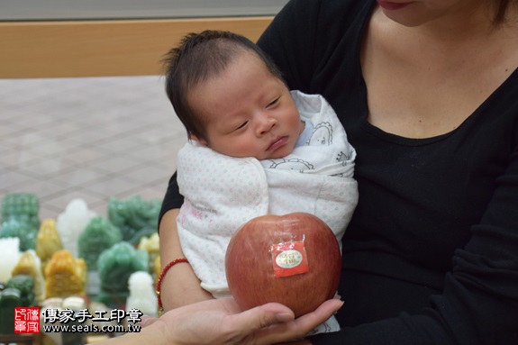 剃胎毛、滿月剃頭、嬰兒剃頭、嬰兒理髮、嬰兒剃髮、嬰兒剃胎毛、嬰兒滿月剃頭、寶寶剃頭、剃胎毛儀式、剃胎毛吉祥話、滿月剃頭儀式、滿月剃頭吉祥話、寶寶剃胎毛、寶寶滿月剃頭理髮、 新北市永和地區剃胎毛、新北市永和地區滿月剃頭、新北市永和地區嬰兒剃頭剃胎毛、新北市永和地區嬰兒理髮、新北市嬰兒剃髮、范寶寶(新北永和區嬰兒寶寶滿月剃頭理髮、免費嬰兒剃胎毛儀式吉祥話)。中國風會場，爸媽寶貝免費穿「日中韓」古裝禮服。專業拍照、DVD光碟、證書。★購買「臍帶章、肚臍章、胎毛筆刷印章」贈送：剃頭、收涎、抓周，三選一。2017.09.15照片8