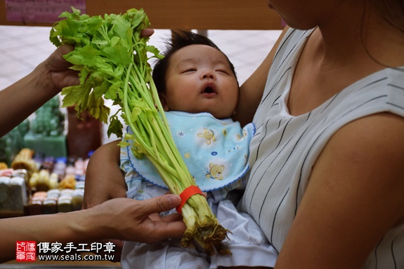 剃胎毛、滿月剃頭、嬰兒剃頭、嬰兒理髮、嬰兒剃髮、嬰兒剃胎毛、嬰兒滿月剃頭、寶寶剃頭、剃胎毛儀式、剃胎毛吉祥話、滿月剃頭儀式、滿月剃頭吉祥話、寶寶剃胎毛、寶寶滿月剃頭理髮、新北永和區剃胎毛、新北永和區滿月剃頭、新北永和區嬰兒剃頭剃胎毛、新北永和區嬰兒理髮、新北永和區嬰兒剃髮、賴寶寶(新北永和區嬰兒寶寶滿月剃頭理髮、免費嬰兒剃胎毛儀式吉祥話)。中國風會場，爸媽寶貝免費穿「日中韓」古裝禮服。專業拍照、DVD光碟、證書。★購買「臍帶章、肚臍章、胎毛筆刷印章」贈送：剃頭、收涎、抓周，三選一。2016.10.05 照片12