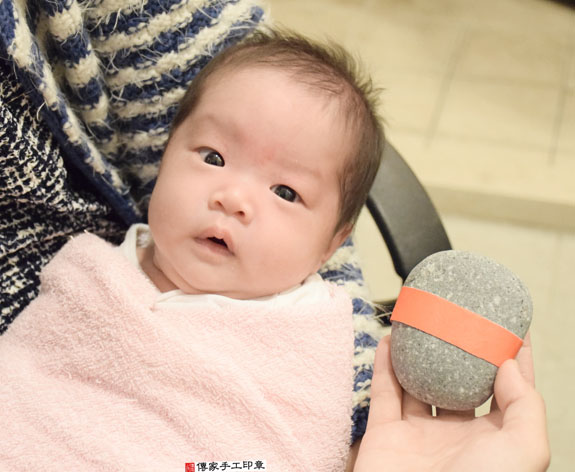 蔡寶寶(新北中和區到府嬰兒寶寶滿月剃頭理髮、免費到府嬰兒剃胎毛儀式吉祥話)。到府剃頭剃胎毛主持、專業拍照、DVD光碟、證書。★購買「臍帶章、肚臍章、胎毛筆刷印章」贈送：剃頭、收涎、抓周，三選一。2015.11.04 照片4