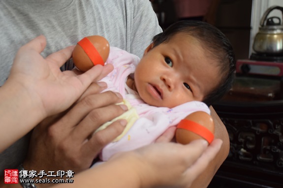 剃胎毛、滿月剃頭、嬰兒剃頭、嬰兒理髮、嬰兒剃髮、嬰兒剃胎毛、嬰兒滿月剃頭、寶寶剃頭、剃胎毛儀式、剃胎毛吉祥話、滿月剃頭儀式、滿月剃頭吉祥話、寶寶剃胎毛、寶寶滿月剃頭理髮、 新北土城區剃胎毛、新北土城區滿月剃頭、 新北土城區嬰兒剃頭剃胎毛、新北土城區嬰兒理髮、新北土城區嬰兒剃髮、陳寶寶(新北土城區到府嬰兒寶寶滿月剃頭理髮、免費到府嬰兒剃胎毛儀式吉祥話)。到府剃頭剃胎毛主持、專業拍照、DVD光碟、證書。★購買「臍帶章、肚臍章、胎毛筆刷印章」贈送：剃頭、收涎、抓周，三選一。2016.11.19  照片3