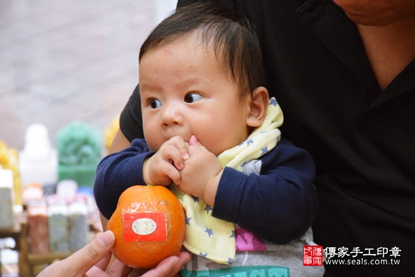 剃胎毛、滿月剃頭、嬰兒剃頭、嬰兒理髮、嬰兒剃髮、嬰兒剃胎毛、嬰兒滿月剃頭、寶寶剃頭、剃胎毛儀式、剃胎毛吉祥話、滿月剃頭儀式、滿月剃頭吉祥話、寶寶剃胎毛、寶寶滿月剃頭理髮、新北永和區剃胎毛、新北永和區滿月剃頭、新北永和區嬰兒剃頭剃胎毛、新北永和區嬰兒理髮、新北永和區嬰兒剃髮、黃寶寶(新北永和區嬰兒寶寶滿月剃頭理髮、免費嬰兒剃胎毛儀式吉祥話)。中國風會場，爸媽寶貝免費穿「日中韓」古裝禮服。專業拍照、DVD光碟、證書。★購買「臍帶章、肚臍章、胎毛筆刷印章」贈送：剃頭、收涎、抓周，三選一。2016.03.07 照片9